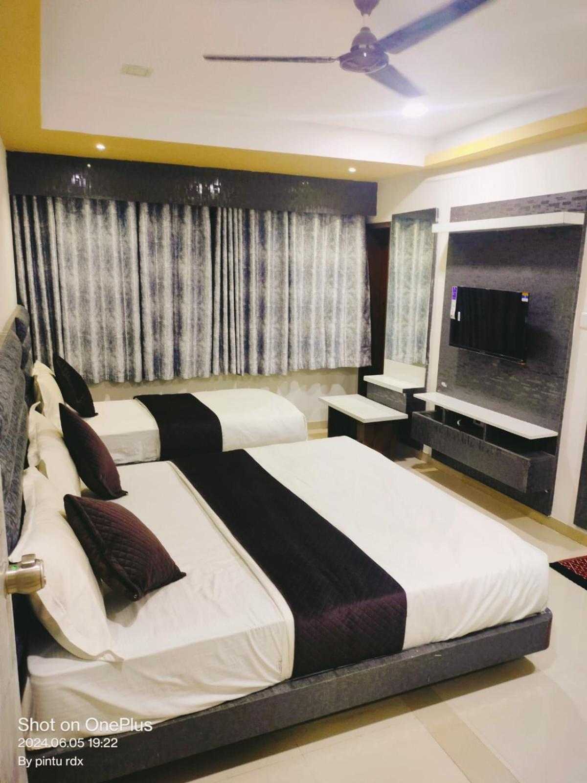 Hotel Mansarovar,ואדודרה מראה חיצוני תמונה